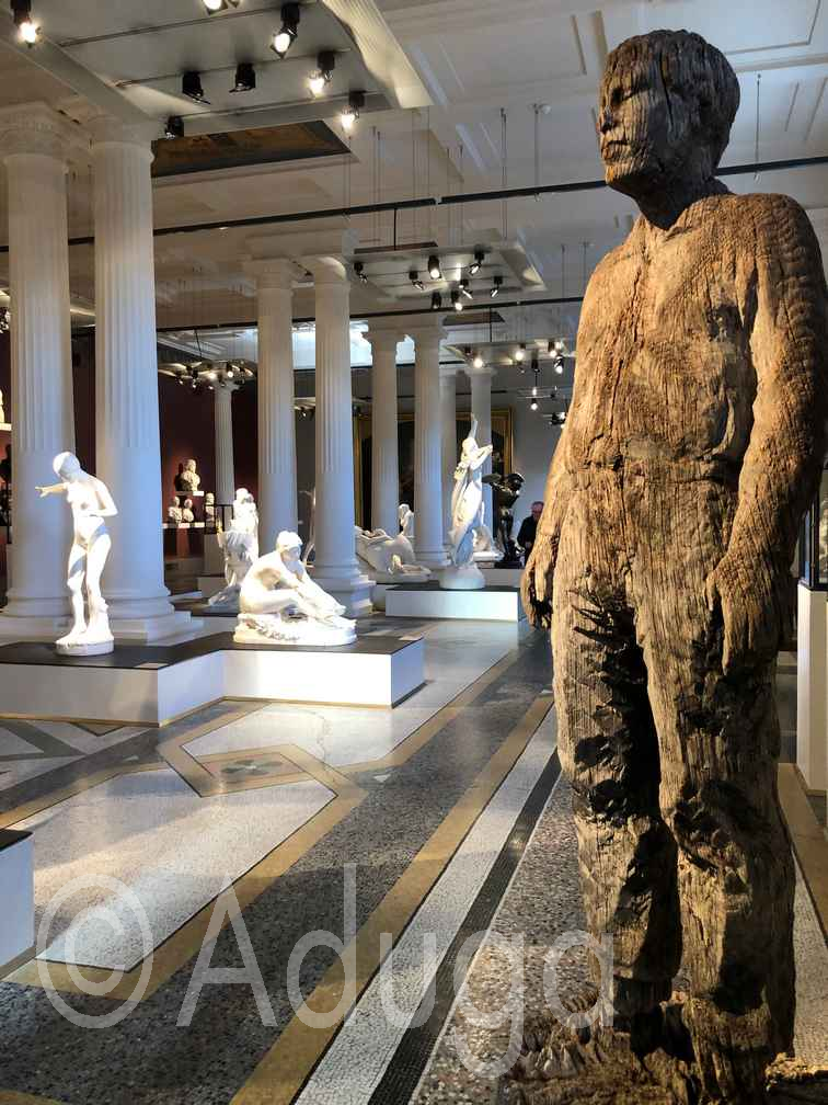 Photo de la semaine. Musée Picardie, Amiens. La salle des sculptures XIXème avec « l'homme sur sa bouée » de Saint-Leu
